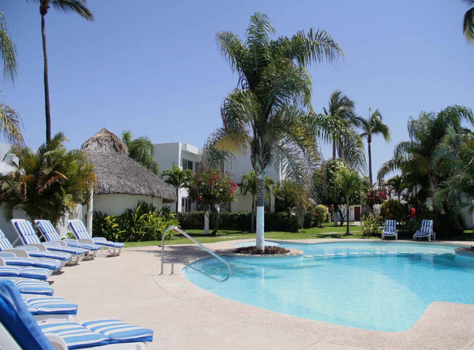 Pool and loungers at Marina Gardens.