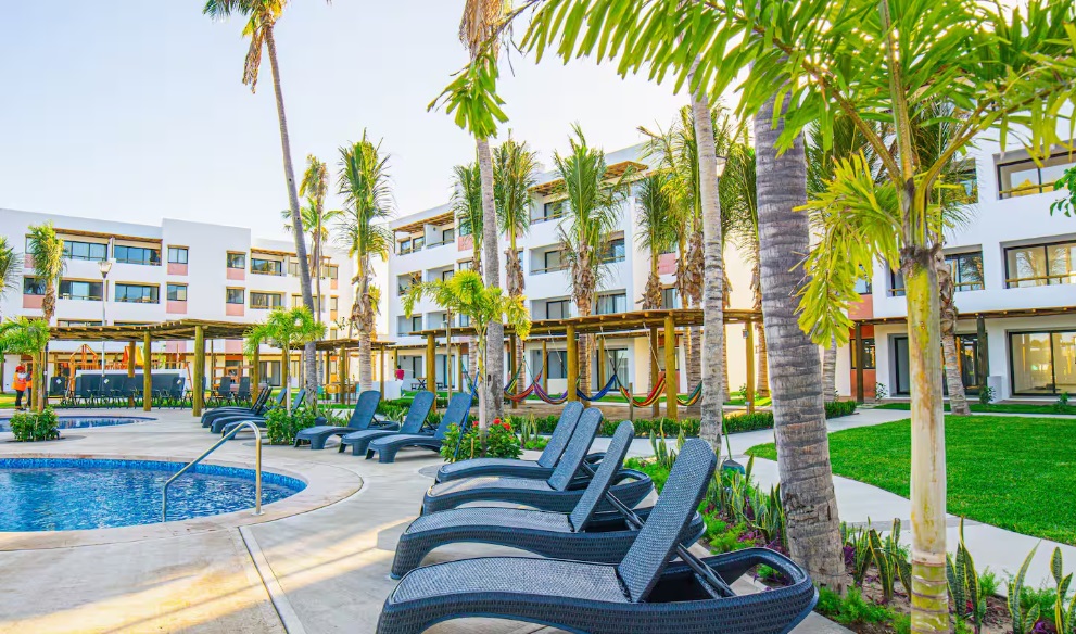 Palmilla Pool and Loungers